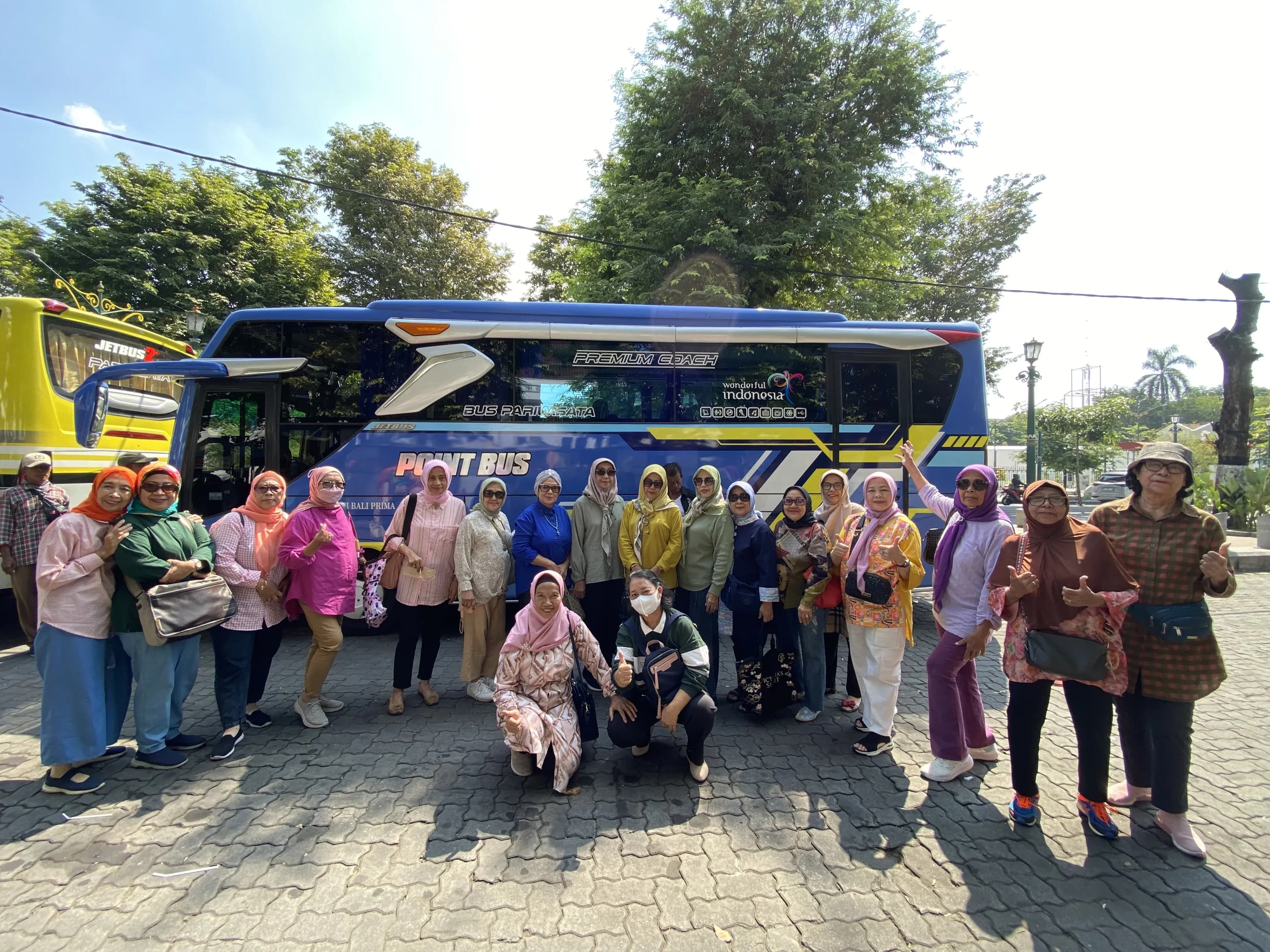 Dokumentasi Rombongan Tour Bersama Kru & Armada